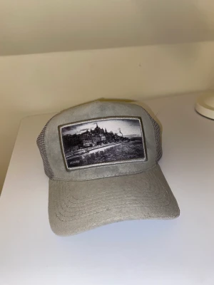 Resore Velvet keps - Tjenare! Säljer denna riktigt snygga gråa velvet keps. Skick 7/10 använt den i sommar. Hör av dig ifall du vill köpa eller ifall du har någon fråga.