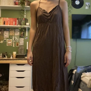 Klänning  - Brun klänning köpt second hand men aldrig använd av mig🤎Passar mig som har S