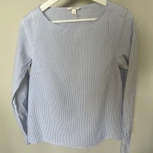 Ny randig blus i 100% bomull - Ny randig blus i 100% bomull •Mycket fin blå-vit randig blus som var upptvättad, aldrig använd •H&M •Storlek: 34 •100% bomull •Pris: 65 kr 🚫Djurfritt och rökfritt hem 📍Kan mötes upp i Mölnlycke 📬Kan skickas mot fraktkostnad