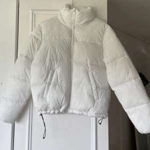 Oanvänd pufferjacket i unisex modell. Säljer då jag flyttar utomlands och kommer inte få användning för den i vinter 