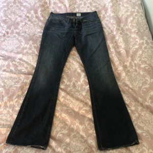 Low waisted jeans y2k  - Low waisted och flared jeans bra kvalitet inga håll mörk blåa. Helt nya #y2k #Calvin Klein 