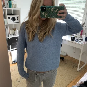 Blå stickad tröja - Blå stickad tröja