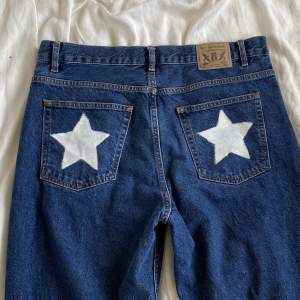 sköna jeans från junkyard med handmålade stjärnor där bak. litet hål i broderingen där fram som syns på sista bilden