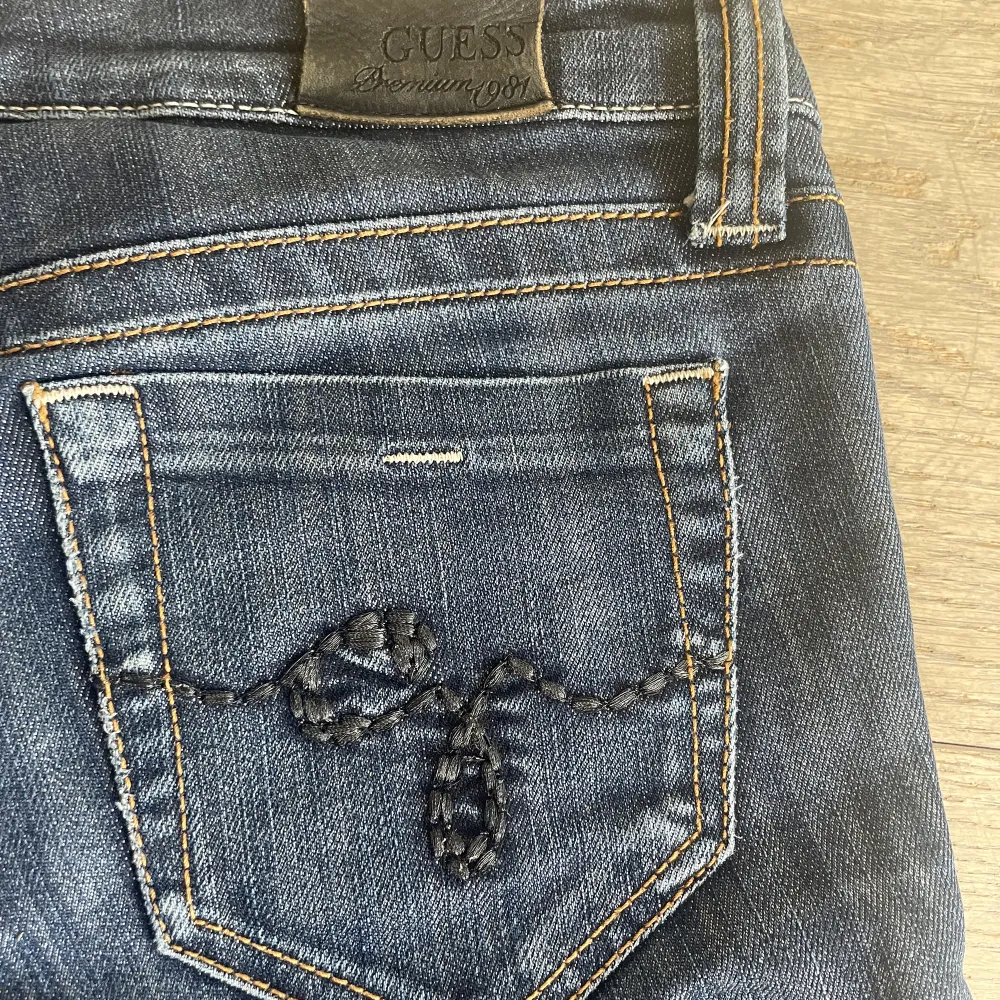 Lågmidjade jeans från guess  Inga tecken på användning  Bootcut . Jeans & Byxor.