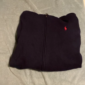 Polo Ralph louren  - Helt ny storleken passsa inte pris går att diskuteras vid snabb affär passar s och m 