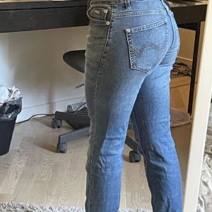 Lågmidjade Jeans - Fina lågmidjade jeans med stretchigt material och med dragkedja vid fötterna för att justera hur de ska sitta, inga hål eller fläckar! Tryck på köp nu eller kontakta mig vid frågor/ sammfrakt 💗 