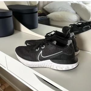 NIKE skor - nästan ny! - Storlek 39 använd 3-4 gånger. Pris kan diskuteras vid snabb affär. Köpte för ca 1100kr men säljer för 349kr.