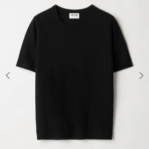 Svart soft goat t shirt  - Svart soft goat t shirt i 100 % Kashmir. Säljer pga att den är något för liten för mig ☺️
