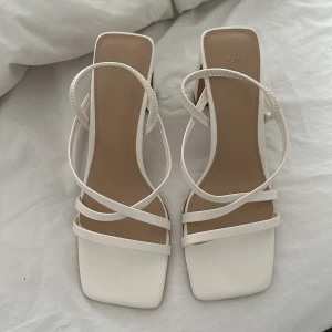 Helt nya klackskor - Oanvända vita klackskor storlek 37 från h&m