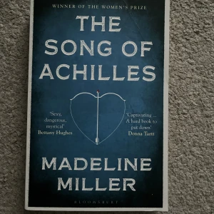 Bok - Bok på engelska. THE SONG OF ACHILLES. Har nån defekt. Kan fraktas med andra böcker 📚 köparen står för frakten