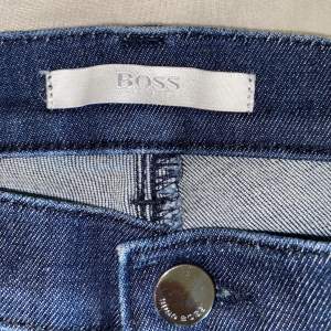 Ett par jätte fina Hugo boss jeans som inte passar. Dem är mörkblåa, midrise med bootcut längst ner. Fråga gärna frågor. Kan skicka mer bilder om man vill. Köparen står för frakt 