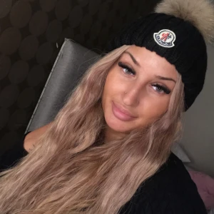 Moncler mössa - Moncler mössa använd en vinter. Perfekt skick. Superfin päls  Kan skicka fler bilder om man vill. 