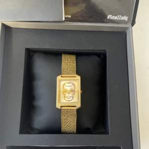 Säljer denna jätte coola Zadig Voltaire klocka i färgen guld köpte för omkring 3000 och säljer för 1500 ❤️❤️❤️😍😍😍