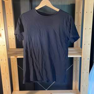 Mörkblå T-shirt - från barnavdelningen