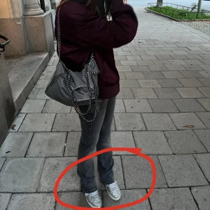 Valentino flycrews  - Tänkte kolla intresse på min kompis glittriga valentino flycrews. Unika och i ett fint skick, kan diskutera pris men nypriset ligger på ca 7000 och de går ej att få tag på längre. Rengörs innan de säljs såklart