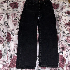 Bikbok Tower jeans - Högmidjade jeans från bikbok i rejält material och fint skick. Använda endel förut och lite urtvättade men annars hur bra som helst! Ankellånga på mig som är 171 cm💕