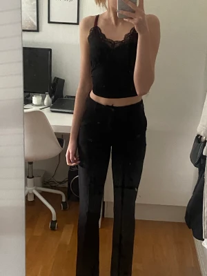 Kostymbyxor  - Svarta kostymbyxor ifrån Bik Bok i storlek 34/XS. Jättefint skick!💗