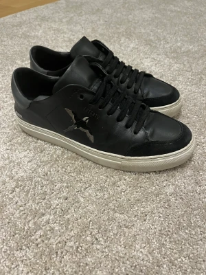 Arigato skor - Säljer dessa jätte snygga Arigato skick i bra skick🦢🔥ingen box Storlek: 40 Pris: 849kr Nypris: 2500kr Skick: 8/10