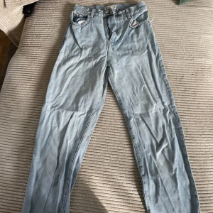 Perfekt jeans 36 Gina tricot  - Säljer ett par jeans från Gina tricot i storlek 36! Raka i modellen och jätte fina på men dem har blivit för små för mig tyvärr!