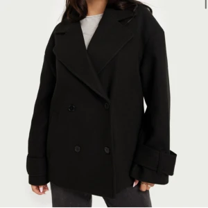 Nelly kappa - Säljer denna kappa ifrån nelly. Knappt använd. Nypris 700. Storlek xxs. Stor i storleken så jag som brukar ha XS/S så passar den❤️pris går att diskutera. Skriv för egna bilder