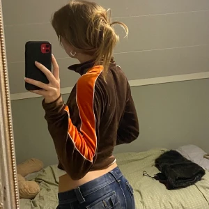 Y2k kofta - Så jävla snygg zip tröja som ger en Y2k känsla, bra lång i armarna på mig som är 177cm (!) köpare står för frakt🤎