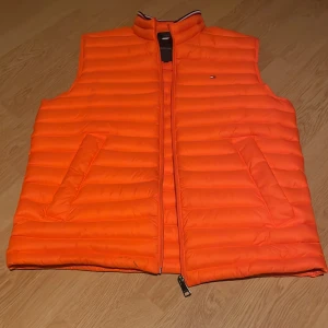 Tommy hilfiger Väst st M - Säljer min väst då den inte används, köpt för cirka 2800kr. Fint skick.