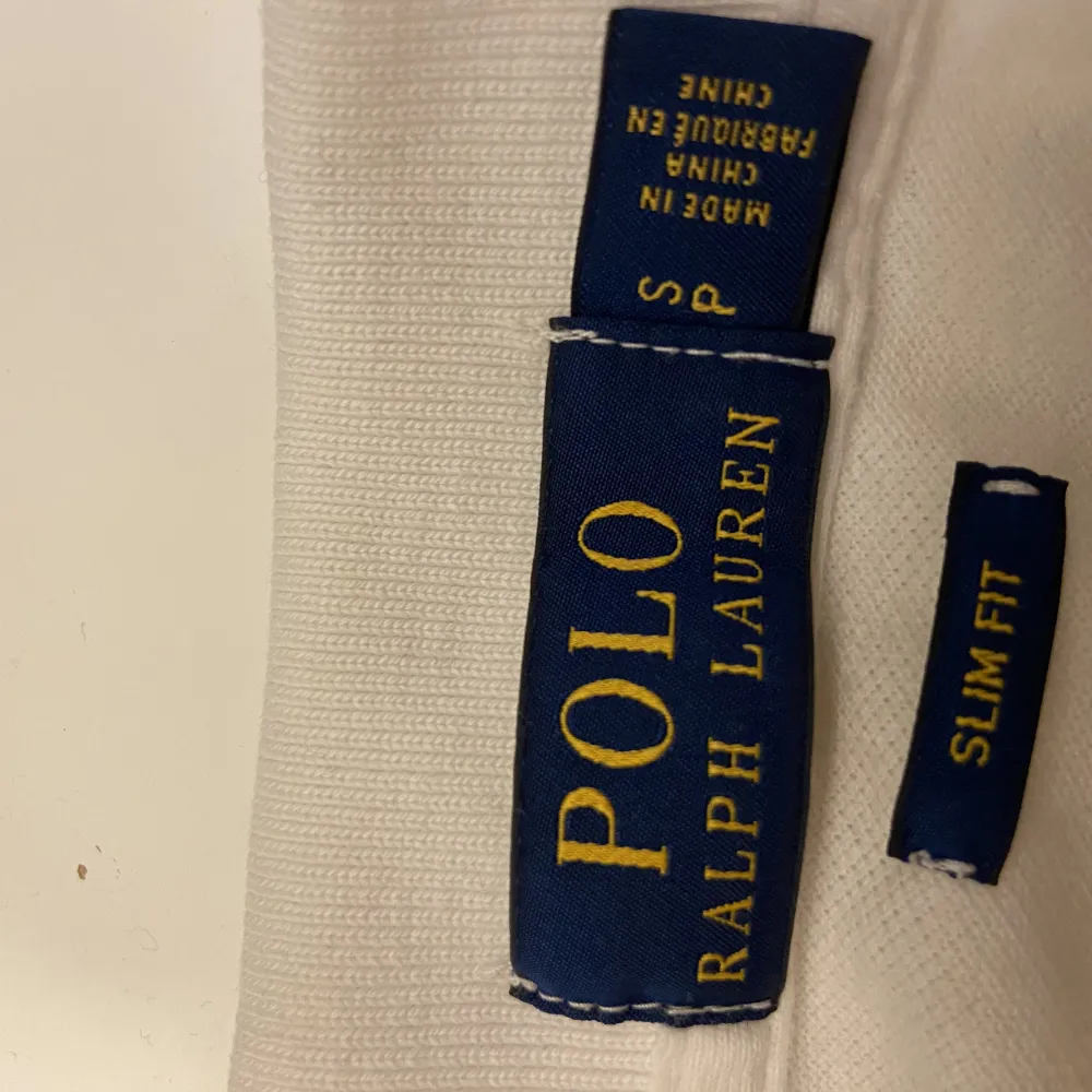 Polo Ralph Lauren Piké köpt på Zalando för 1075kr st 2150kr för båda,pris går att diskutera Säljer då de inte passade och ej går att lämna tillbaka längre Aldrig använd bara testade . Skjortor.
