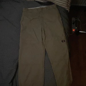 Säljer mina dickies carpenter byxor nu - Rätt så bra sckik förutom två minimala skrapor på sidan och lite skador längst nere på byxorna 