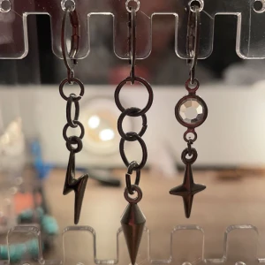 Örhängen - Handgjorda örhängen, tre olika i detta paket, men går även att skriva till mig vid intresse av nått annat par😋 