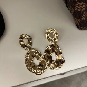 Örhängen,nya  - Helt nya guld örhängen (inte äkta guld) men nickelfria. 