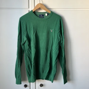 Tröja - Gant  - Grön tröja från Gant. Har legat i garderoben för det mesta. Köptes på Gant Store. Storlek Medium. I fint skick. 👍