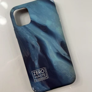 Skal till iPhone  - Säljer två styckna skal från Zero Waste och från Apple🩵 vissa synliga märken på båda skalen men inget är trasigt