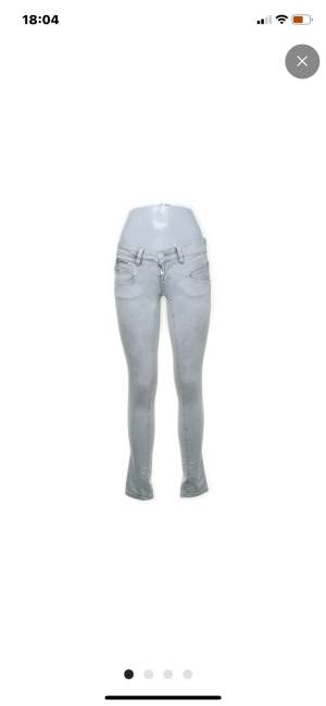 Ljusgrå low waist jeans, köpta från Sellpy 