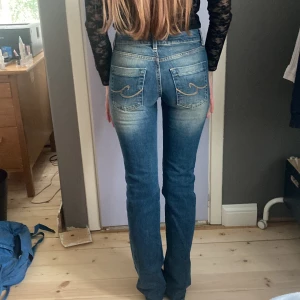 Vintage Low waist flare jeans - Fett snygga flare/bootcut jeans från märket Crocker som tyvärr är för små för mig. Midja:24 Längd:34  På bilden visas det inte hur mycket flare det är på benen men dom är vidare i verkligheten💕