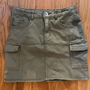 Kjol - Skitsnygg kjol som är i jeanstyg men grön!! Jätte bra skick, storlek är 146🌟🌟