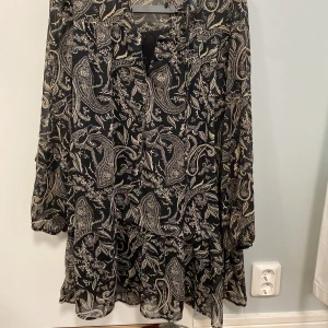 Kort kläning  - Kortkläning från ZARA i storlek XS