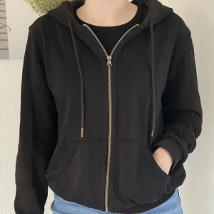 Zip-up hoodie - En svart zip-ip hoodie. I bra skick överlag, har dock ett väldigt litet hål i ena mudden och ena fickan.