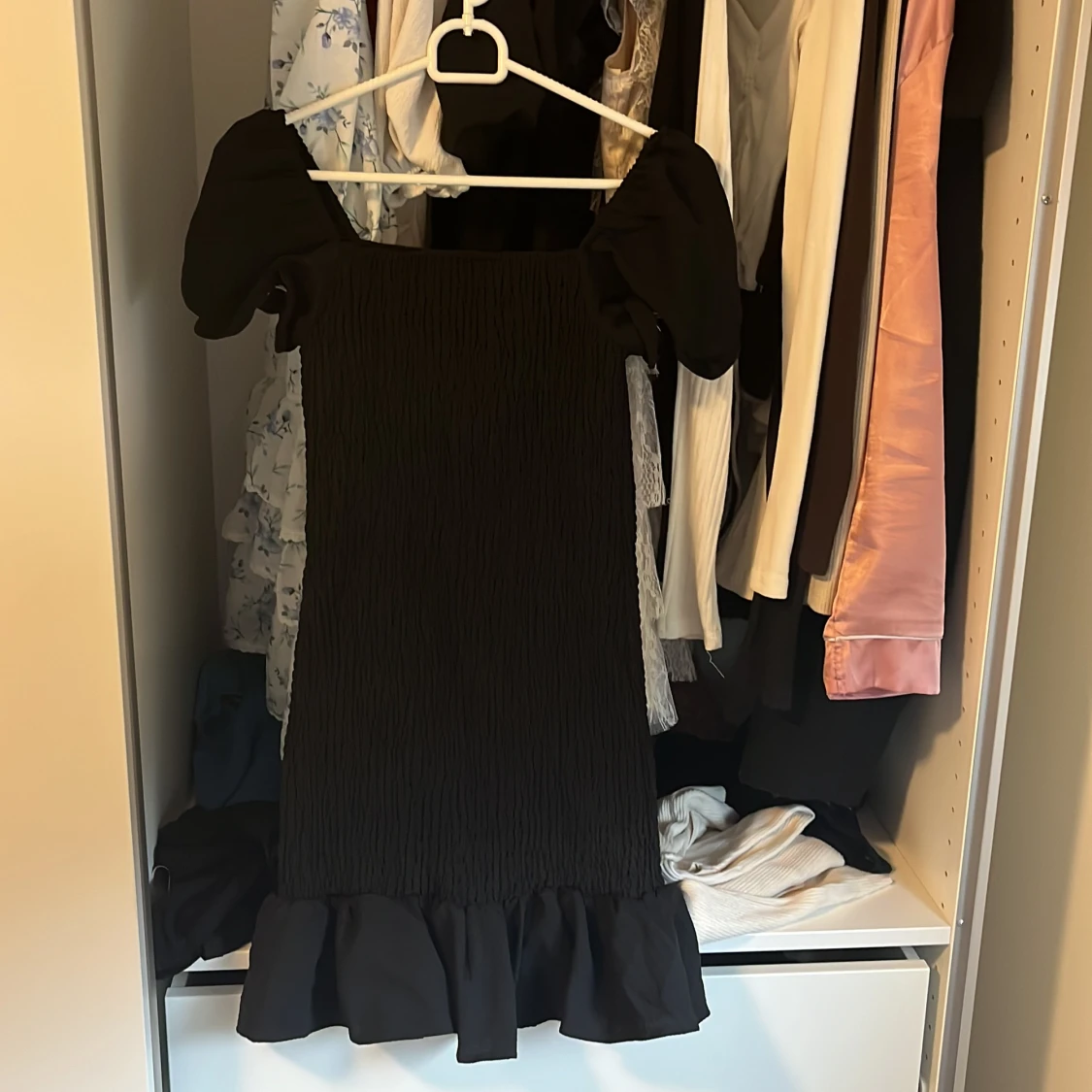 Svart volang klänning från shein