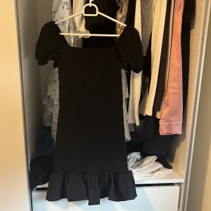Svart volang klänning från shein  - Svart klänning från shein storlek xs. 