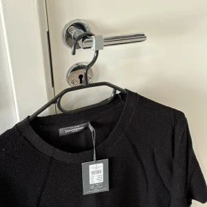 Stickad T-shirt - Stor flyttstädning Alla plagg i storlek S-M och passar ca 1.70-185cm samt 70-83kg  Finns i Uppsala