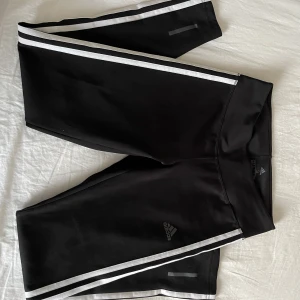 Träningstights Adidas i strl S - Obetydligt använda, strl S