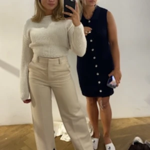 Beiga kostymbyxor  - Jättefina kostymbyxor från &otherstories i bra kvalite. Sparsamt använda & inga defekter förekommer.