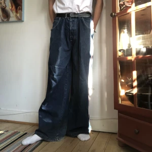 Super loose jeans, märke ”pit stop” - Bra skick lite slitna vid hälarna, bra material och kvalite på jeansen. 90/2000tals mode