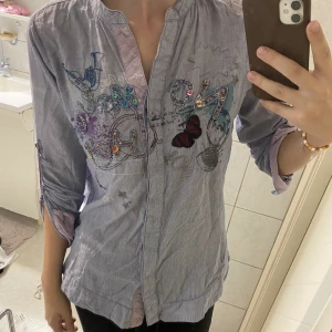 Skjorta  - Unik skjorta från Desigual i fint skick🩵🩷