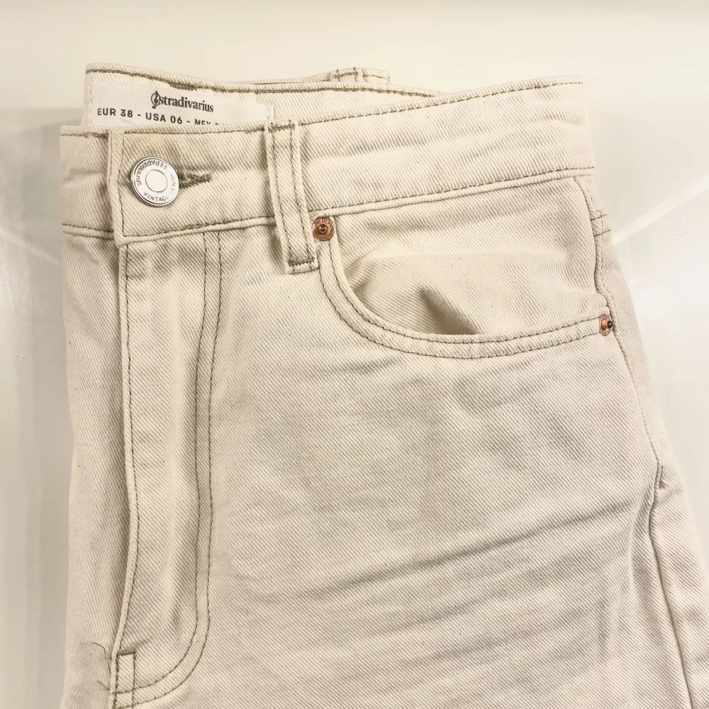 Jättefina gräddvita jeans från Stradivarius, strl 38, fint skick🤩. Jeans & Byxor.