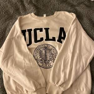 Säljer en UCLA sweatshirt ifrån H&M. Den är väldigt bekväm och snygg!!  Nypris: 299kr, säljer för 120kr. 