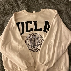 UCLA sweatshirt  - Säljer en UCLA sweatshirt ifrån H&M. Den är väldigt bekväm och snygg!!  Nypris: 299kr, säljer för 120kr. 