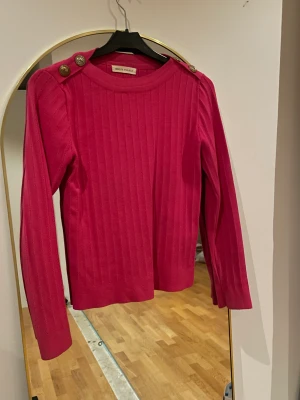 Tröja - Jättefin cerise tröja med guldknappar på axlarna som jag vara använt 2 gånger💕