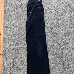 Juicy byxor - Juicy byxor strl xs säljes Säljes för 400 + frakt Tvättas innan dem skickas 