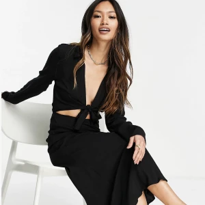 Klänning ASOS - Säljer denna vackra klänning från asos i storlek 42, sparsamt använd!